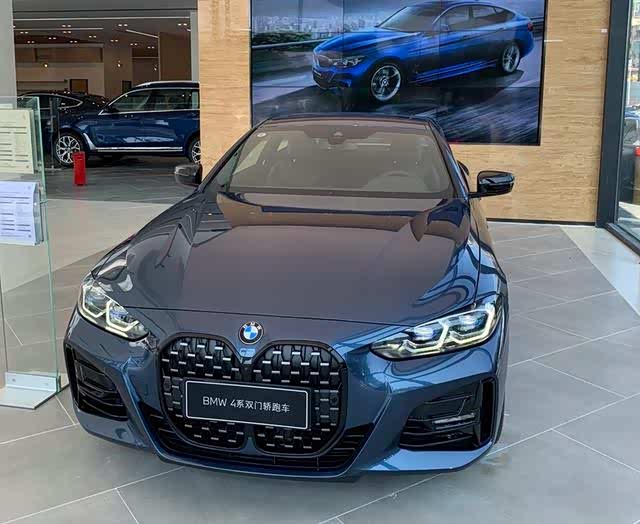2021款宝马4系实车到店!极速蓝色车身很时尚,配2.0t 8at