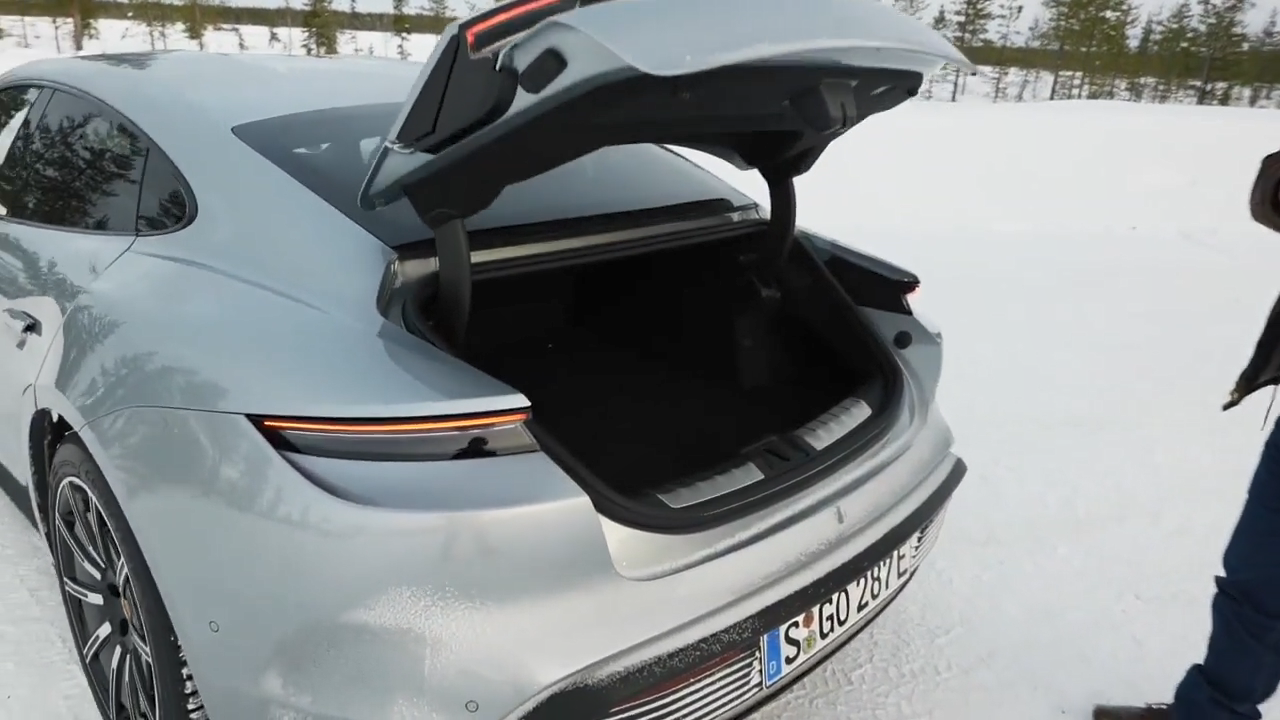 打开保时捷taycan 4s后备箱,后备箱空间展示!