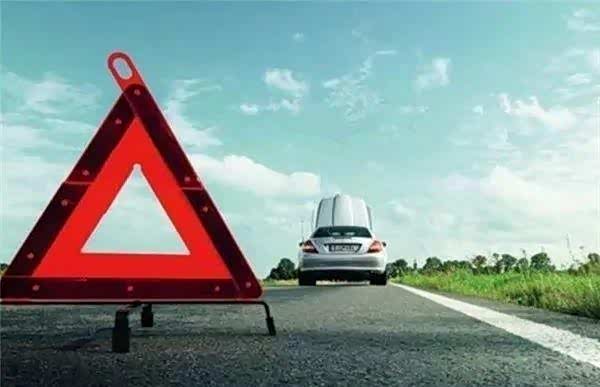 车子高速上抛锚，还花钱找拖车吗？老司机：这样做不用花1分钱