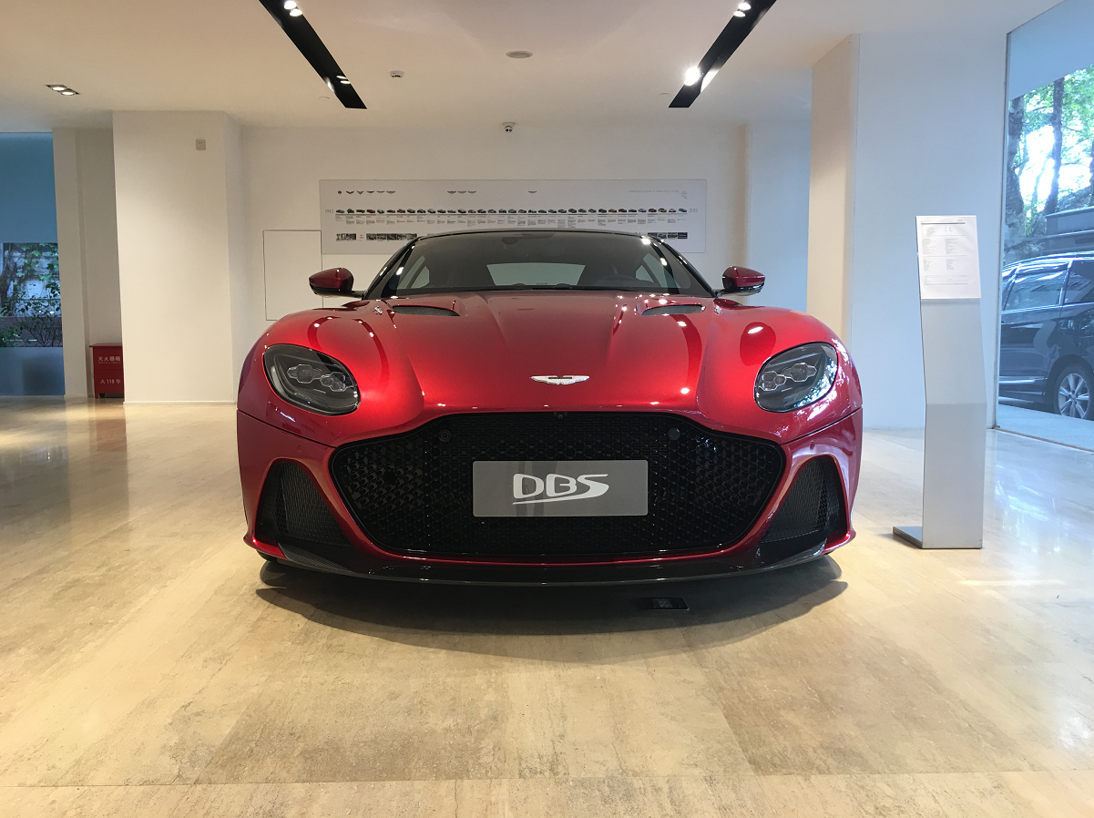 来自英国的高贵"绅士"——全新阿斯顿马丁dbs海外到店实拍!