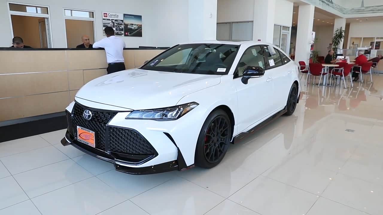 2020款丰田亚洲龙到店,有这霸气颜值,我放弃了丰田皇冠