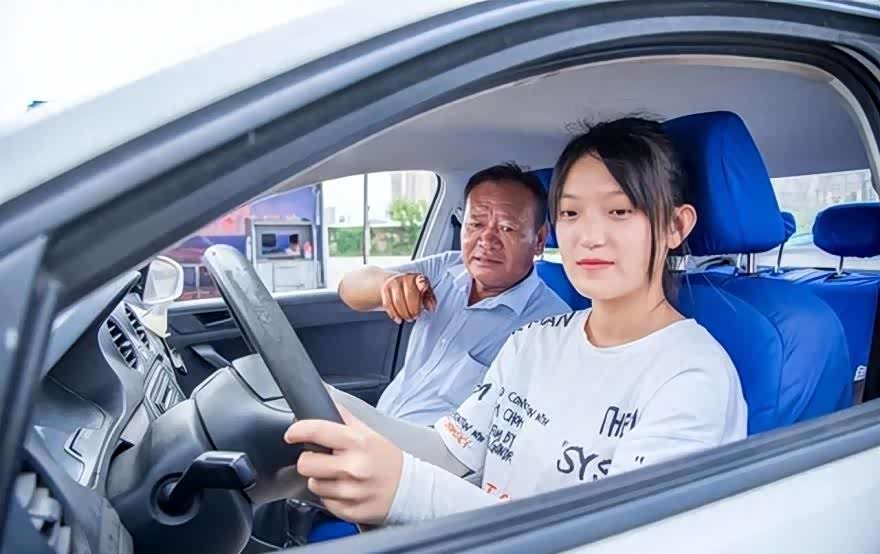 副驾驶为何叫“副驾驶”？座位功能与礼仪全解读_车家号_发现车生活_汽车之家