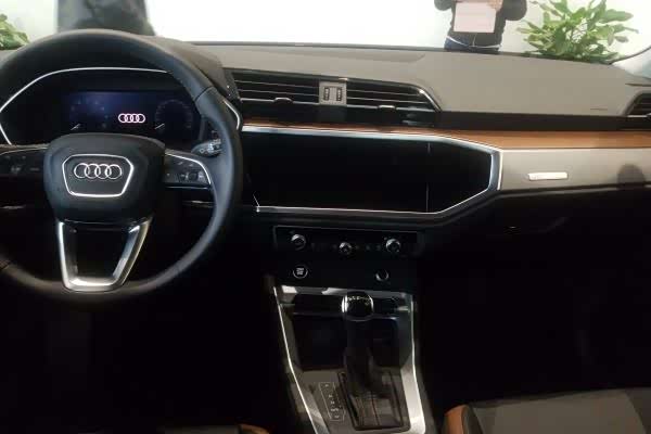 奥迪q3降价4.03万?2021款裸车仅23.4万起,配7dct,内饰很精致