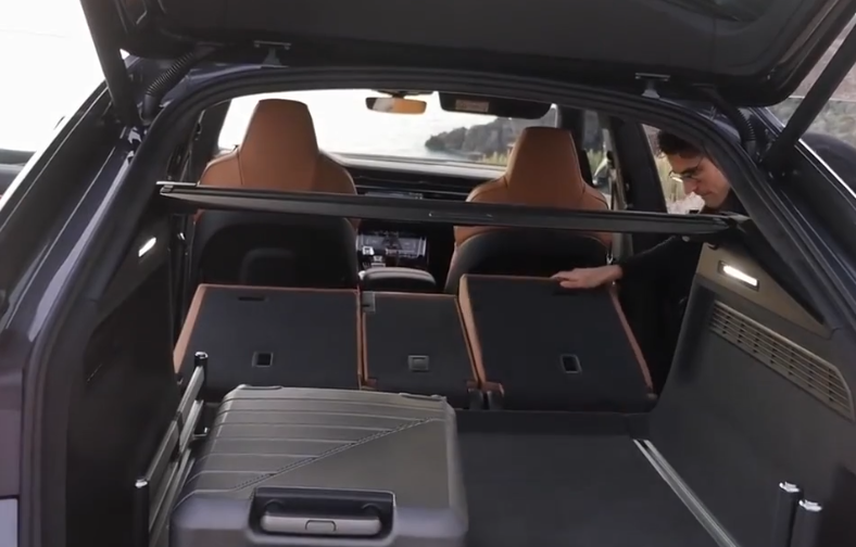 后排座椅折叠展示,全新 奥迪 rsq8