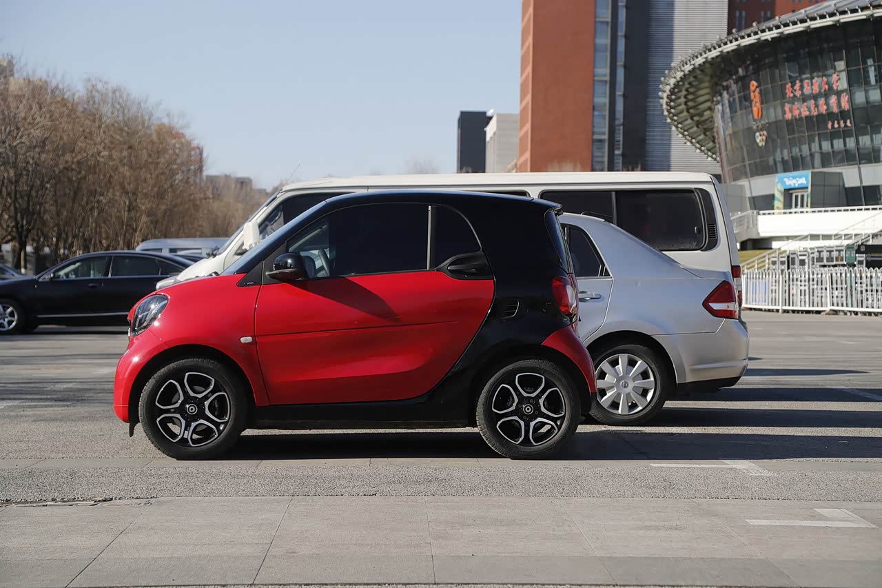 smart作为一台微型车,在停车上面有着天然的优势.