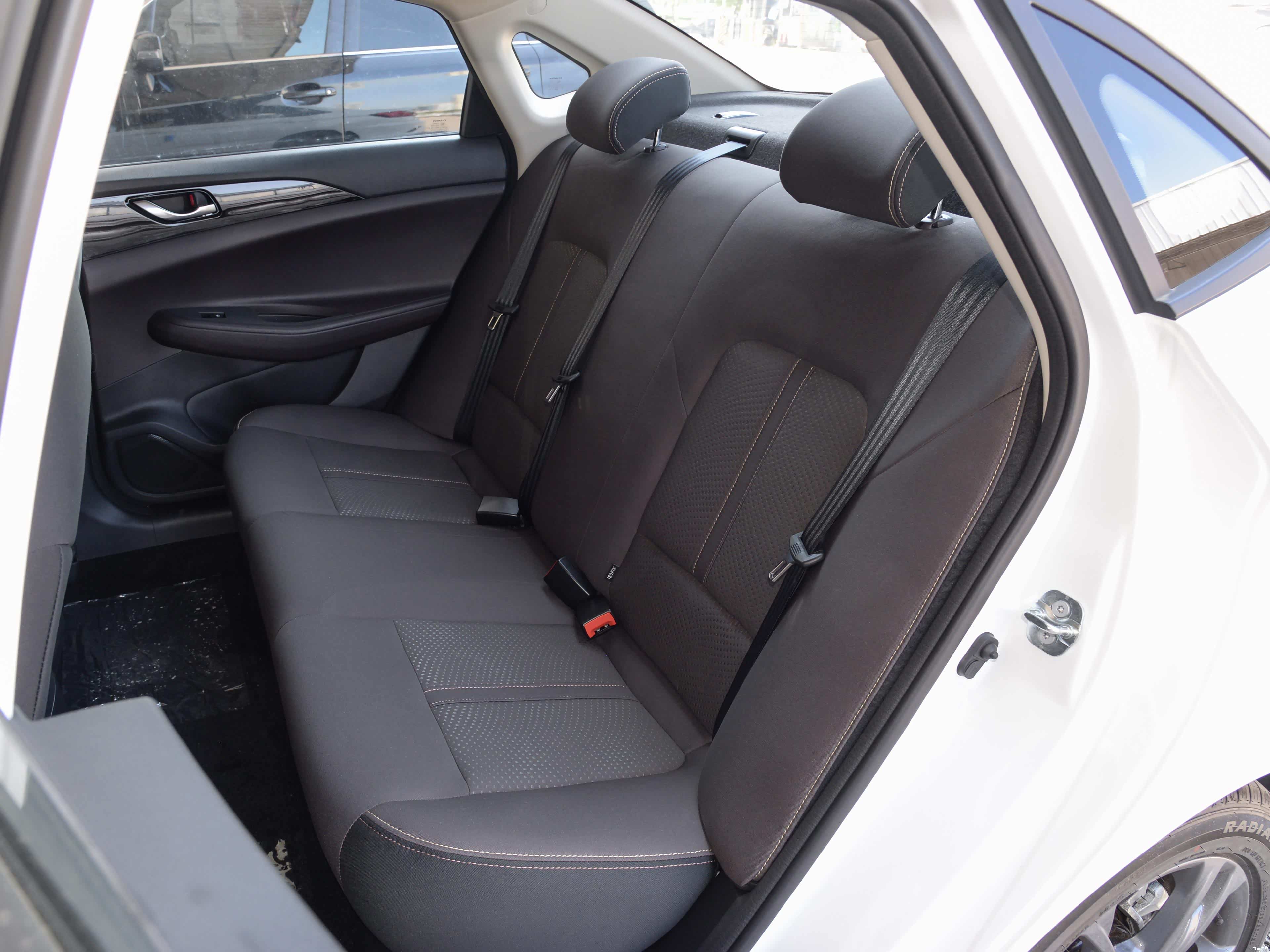 长安逸动dt,内饰比较简约,你会喜欢吗