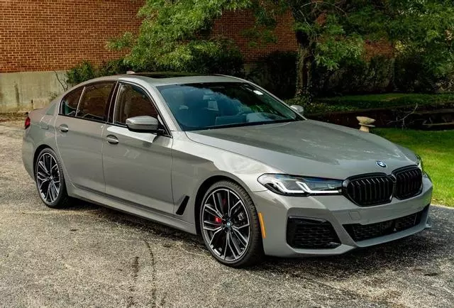 新款宝马5系,水泥灰涂装,运动感十足