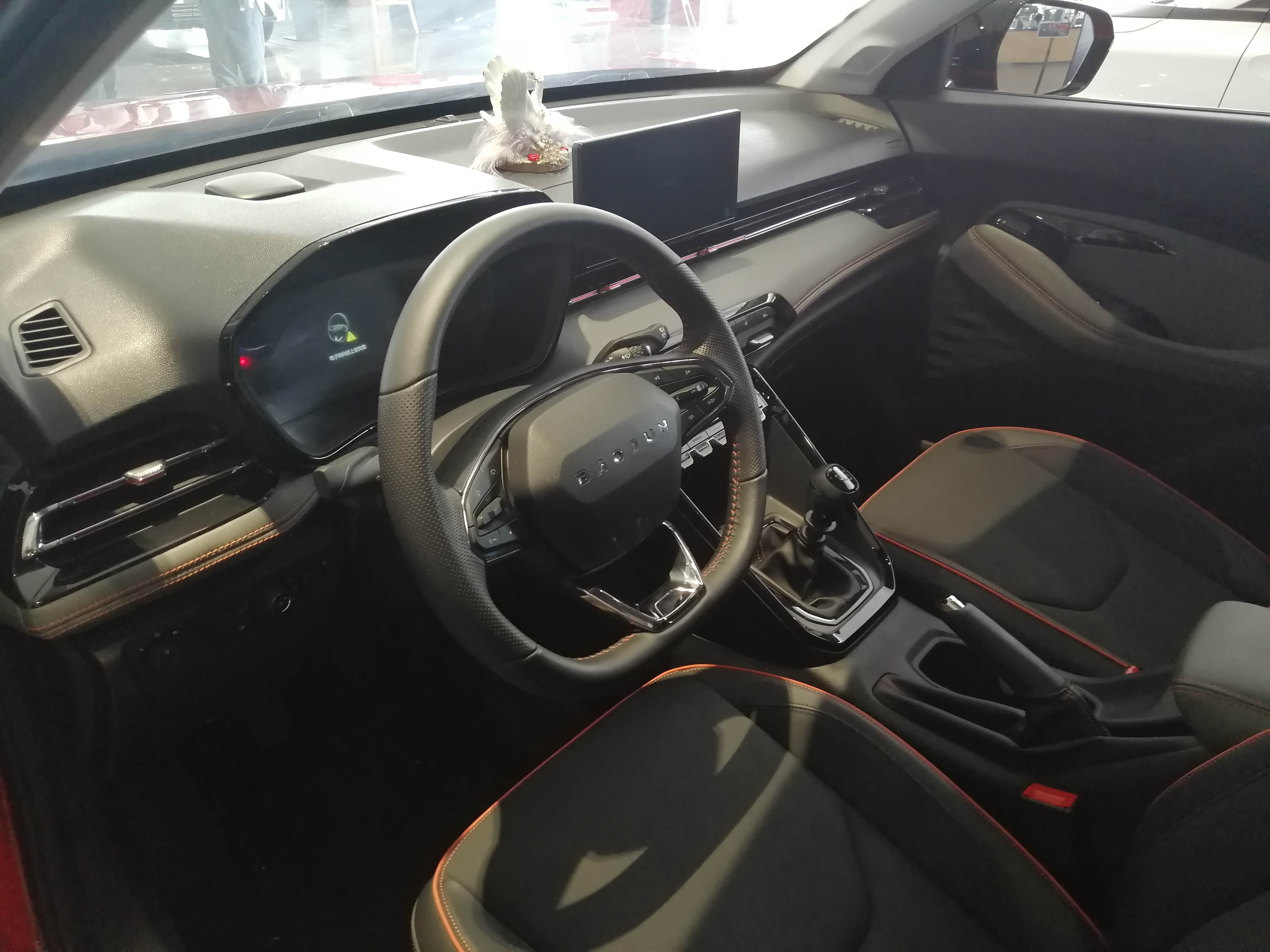 【到店实拍】月薪3000,你也能养得起的车--新宝骏rs-3