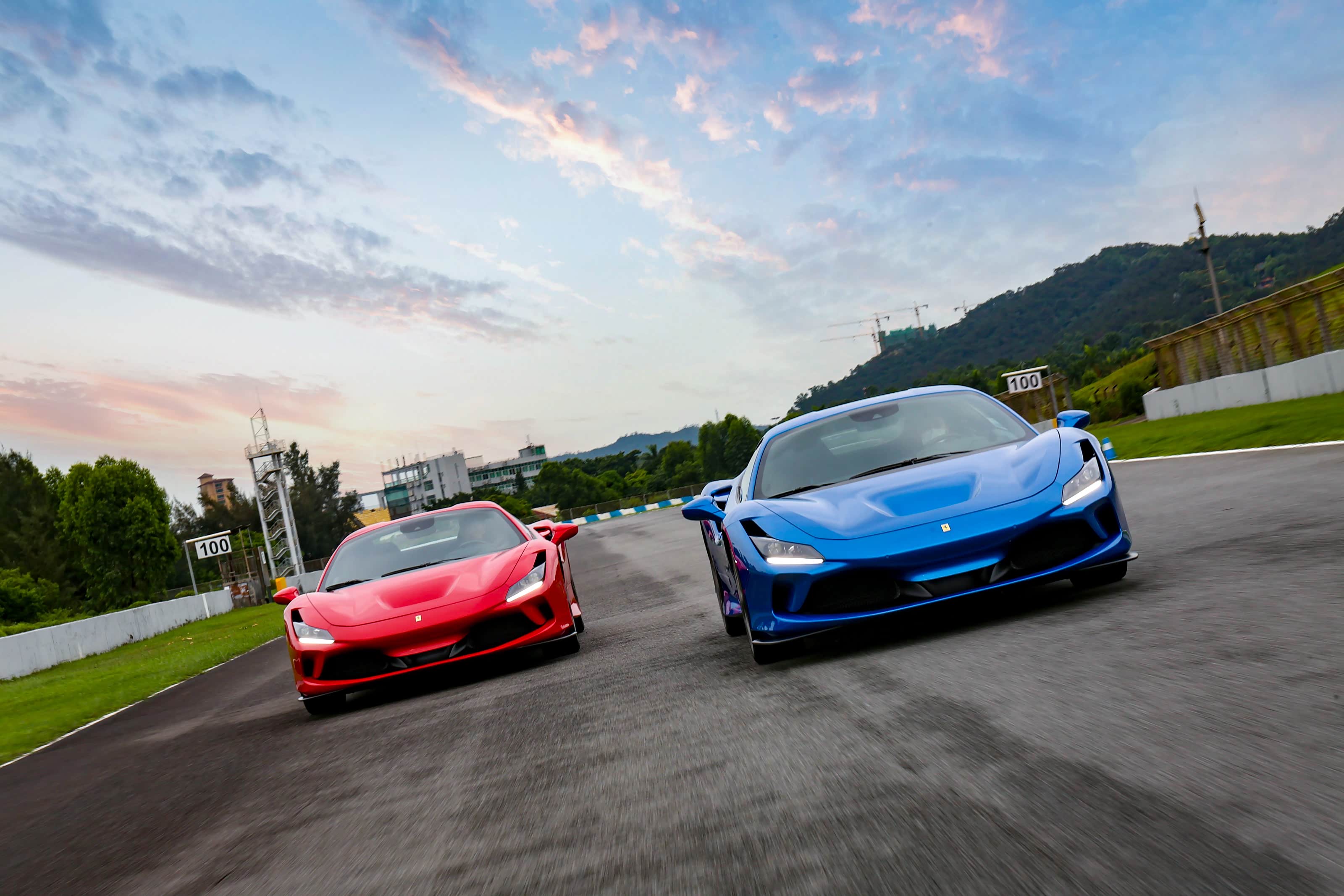 我在珠海开了10圈法拉利f8