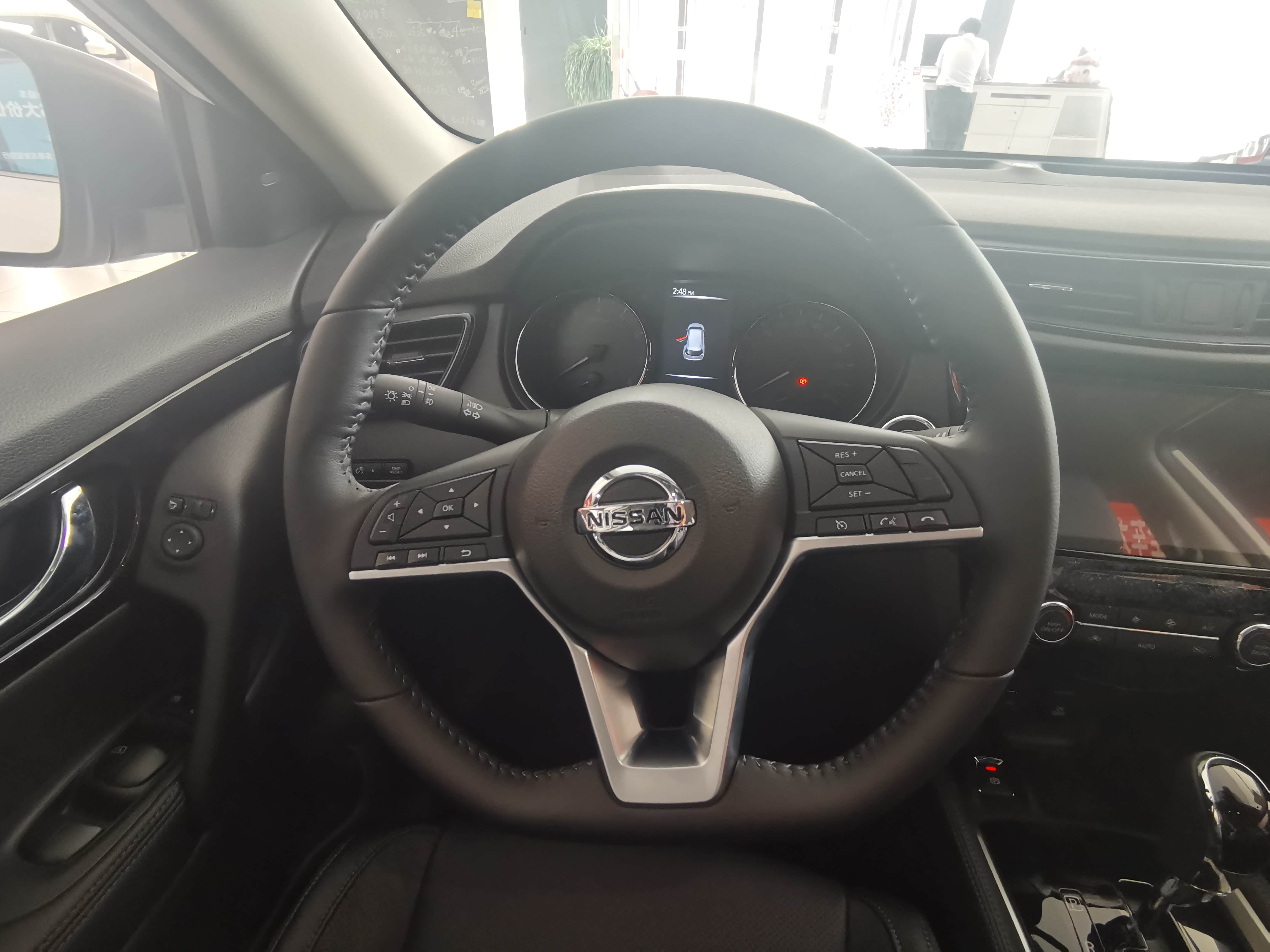 内饰部分 2020款奇骏采用日产经典的风格,方向盘是三辐式的造型,做了