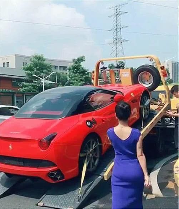 女司机开法拉利,路边停车被电动车撞,20万修车费自己掏?