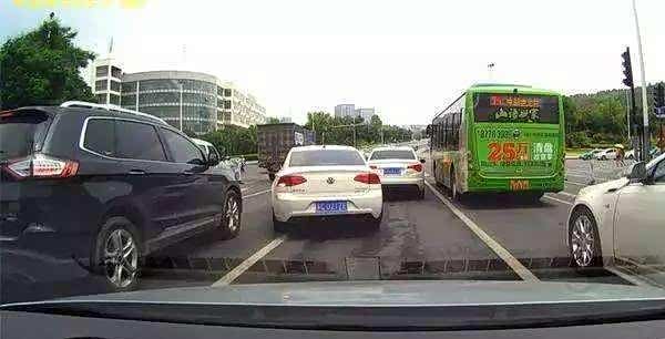 遇到强行加塞汽车怎么办？交警：不要撞，教你一招“制敌”！_车家号_发现车生活_汽车之家