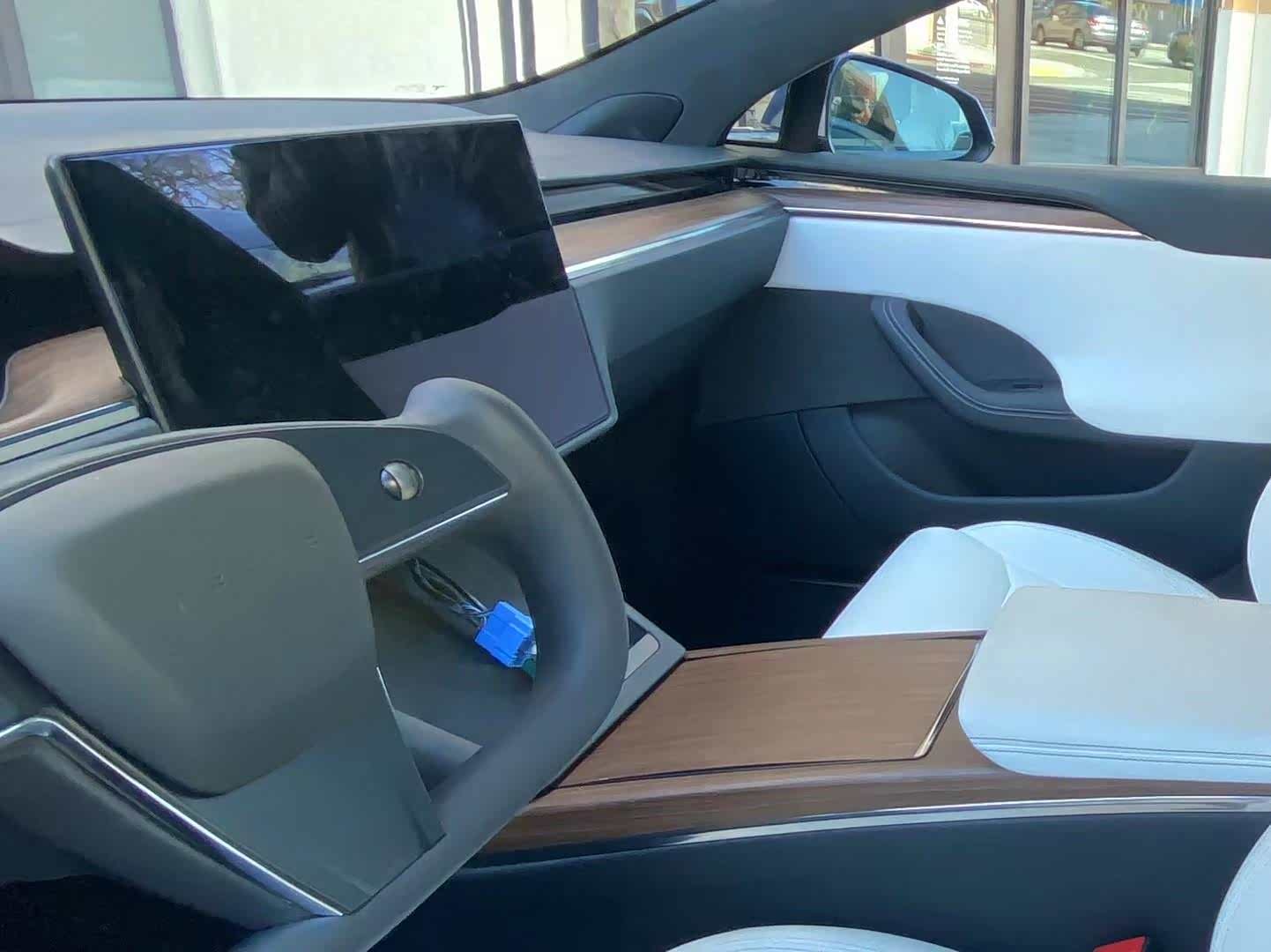 仍有配置三幅方向盘版本 新款 model s 内饰细节曝光