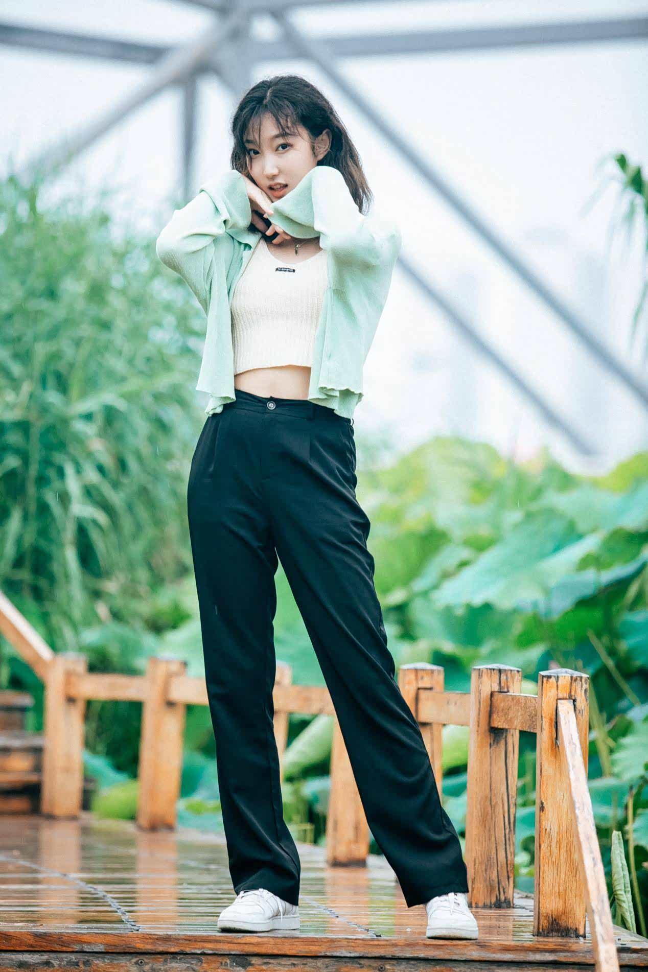 长腿细腰女友化身酷gril为e3拍大片