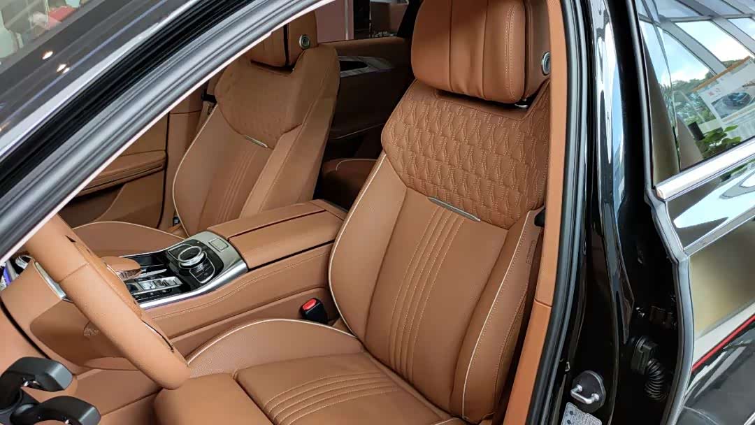 到店体验全新红旗h9外观气场很强内饰豪华感不输bba