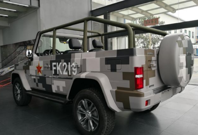 阅兵版北汽硬派越野车到店数码迷彩配敞篷气场不输红旗