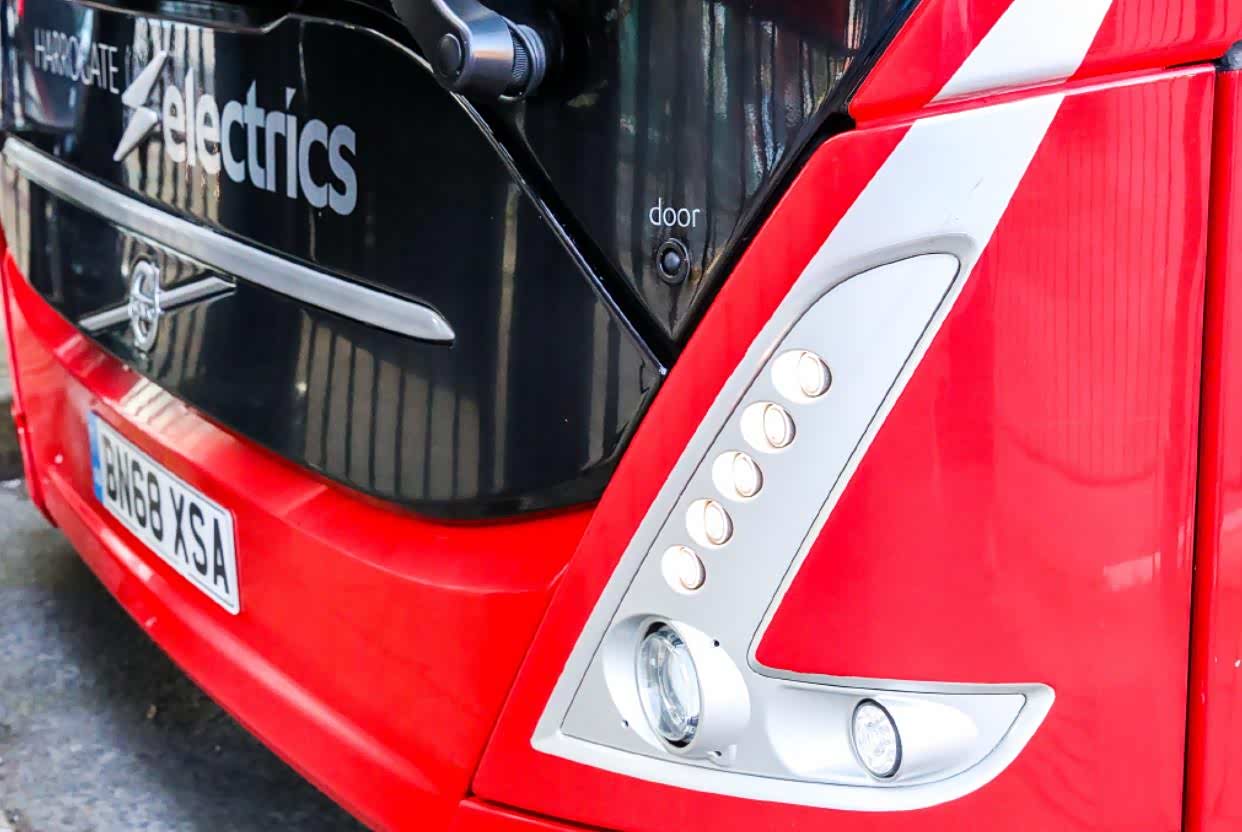 可随时为手机无线充电新潮沃尔沃7900纯电版公交车