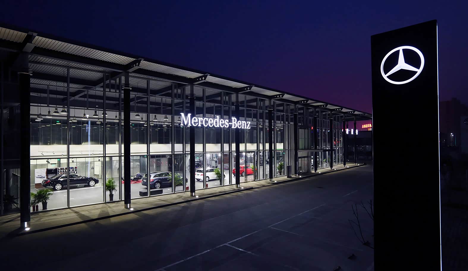 购新车的唯一途径就是遍布城市东南西北二环外的国际汽车城,各汽车