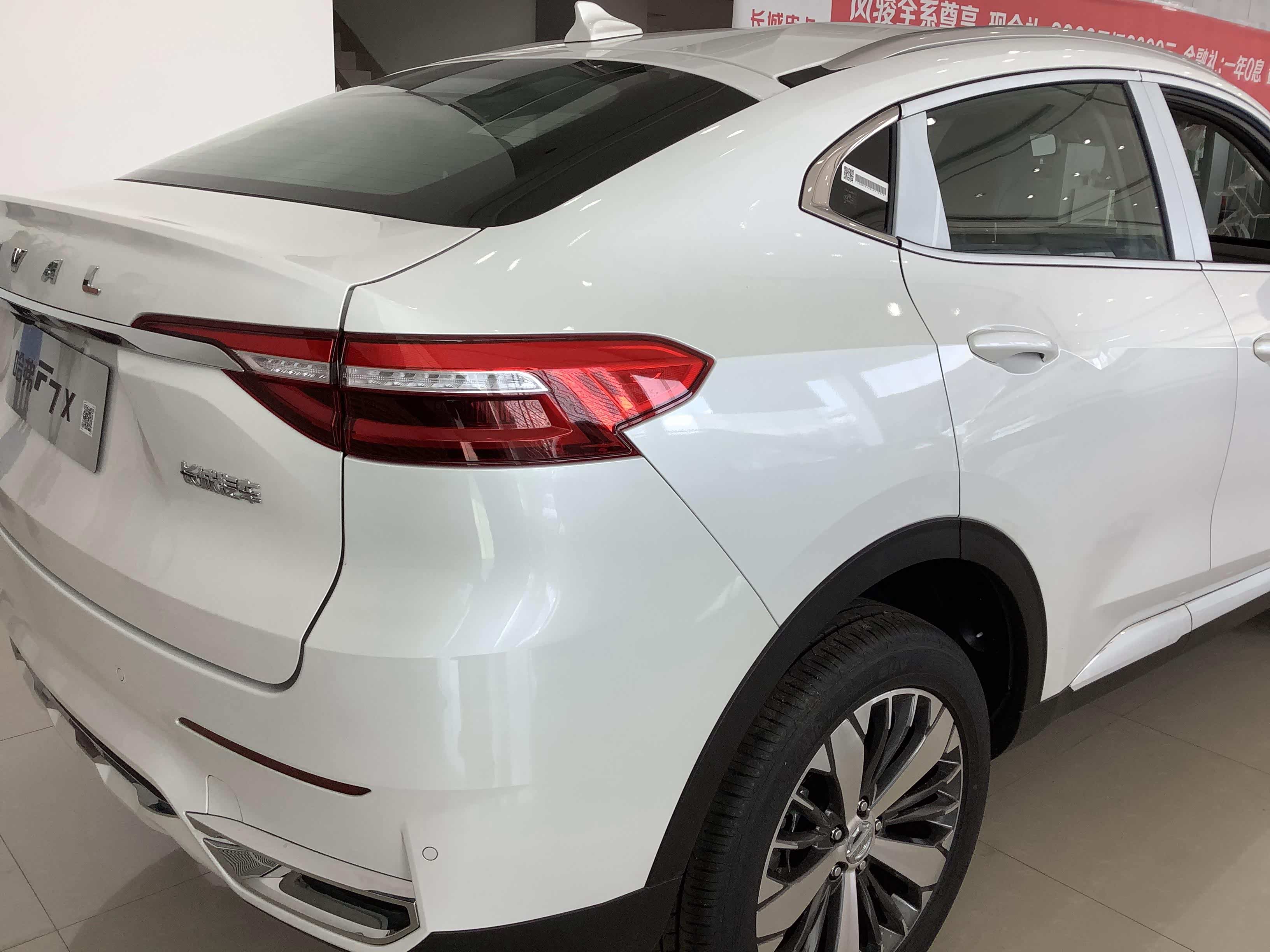 2021款哈弗f7x进店!白色涂装很时尚,配适时四驱 自动泊车入位