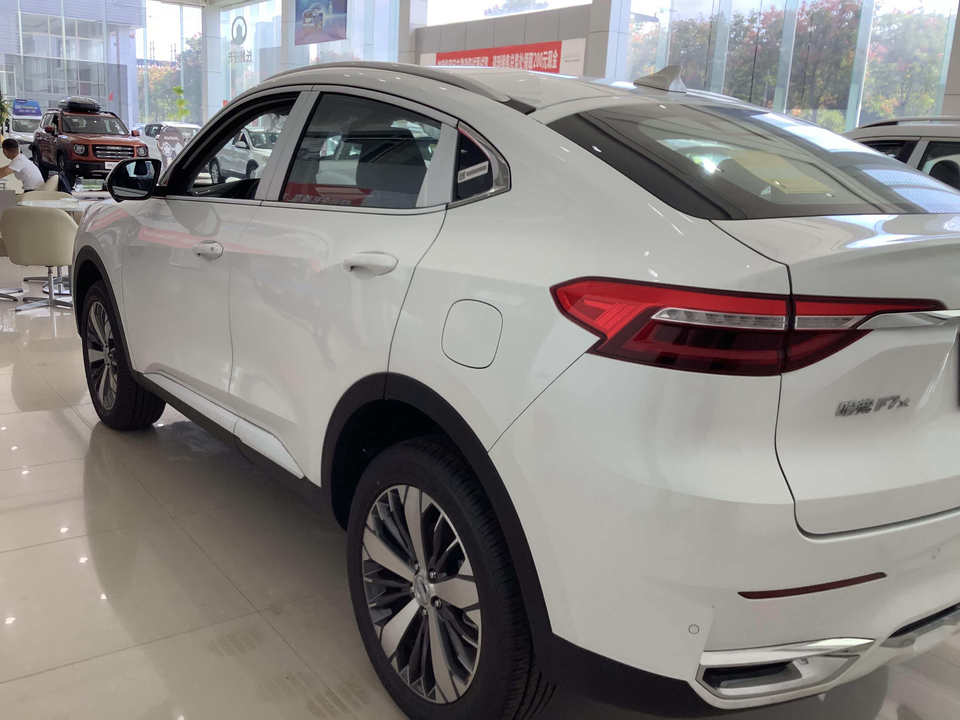 2021款哈弗f7x进店!白色涂装很时尚,配适时四驱 自动泊车入位