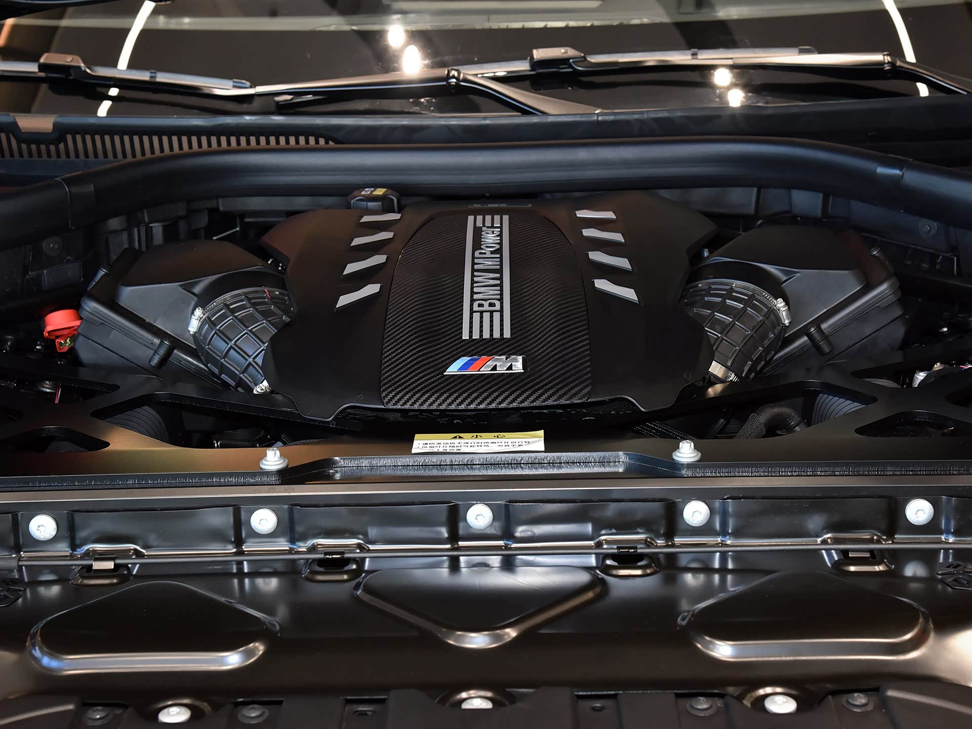 全新宝马x5 m搭载的4.4t双涡轮增压v8发动机