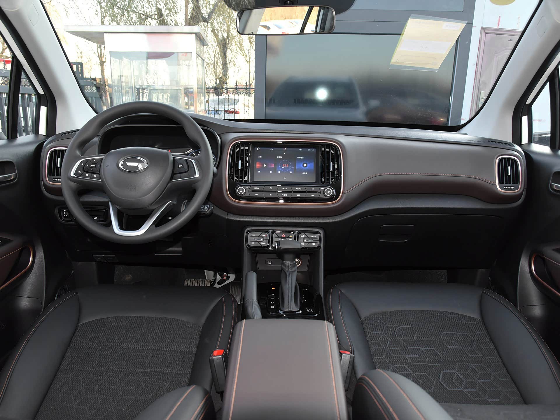 三幅式方向盘,并保留了功能按键,再加上车内全液晶仪表盘和内嵌式中控