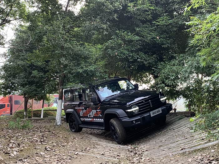 坦克300越野试驾炮弹坑陡坡交叉轴高速四驱就够了