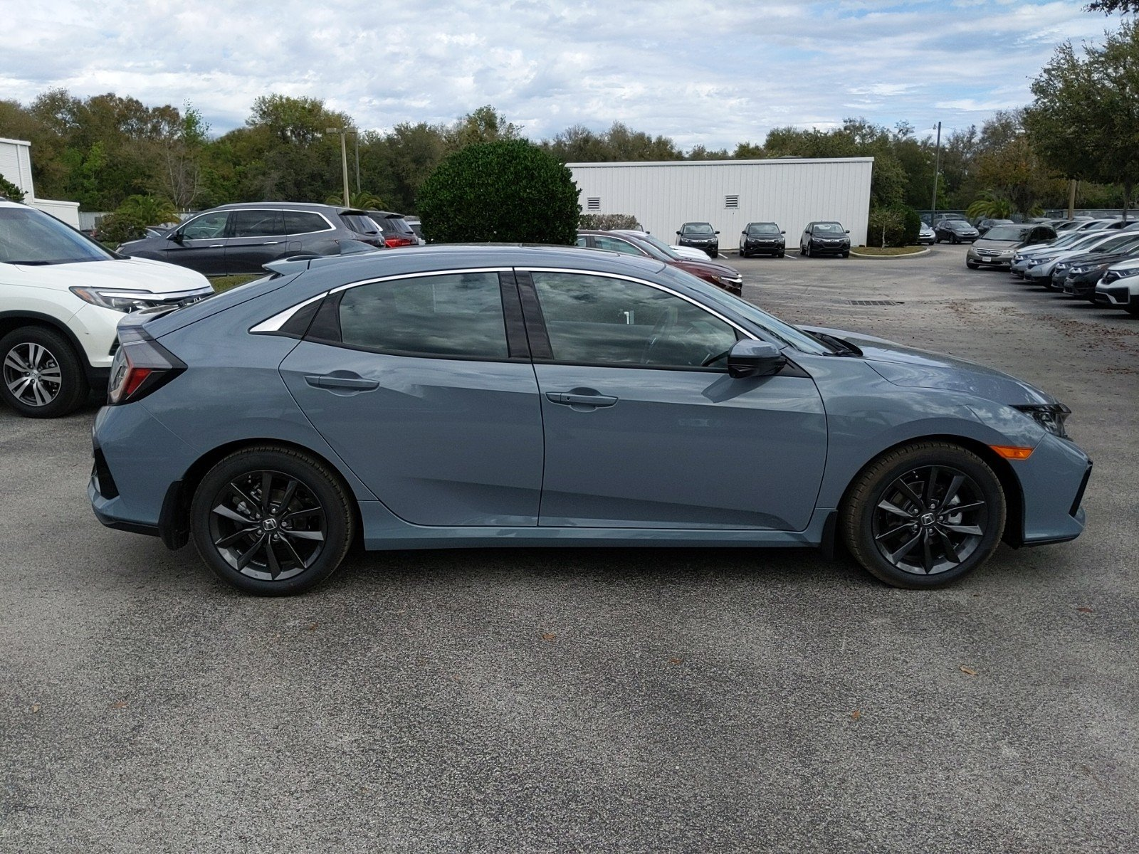 本田思域两厢,这个颜色非常时尚,很有运动感