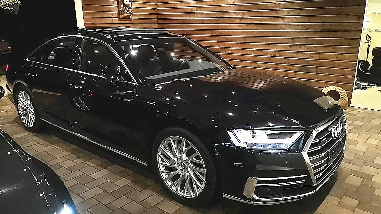 夜晚实拍2020款奥迪a8l,拿到钥匙亮起贯穿式尾灯,心动开始上演
