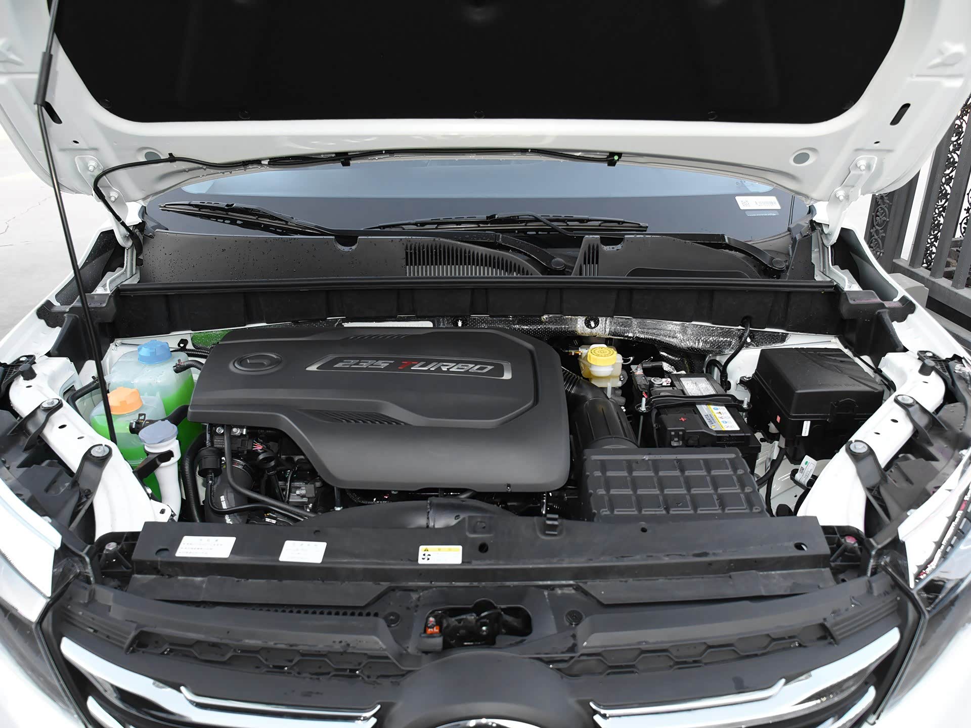 增压发动机,其最大功率163马力,峰值扭矩235牛·米,满足国vi排放标准