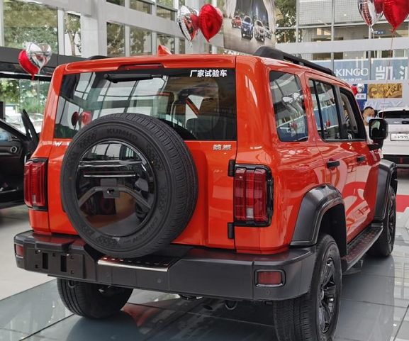 全新长城wey坦克300到店,橙色涂装很潮,车宽1930mm,配底盘透视