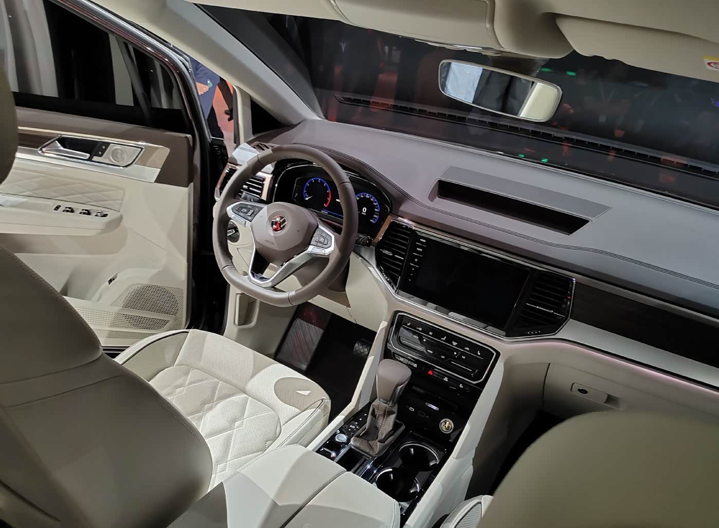 上汽大众viloran申报图曝光车长5346mm是不折不扣的大块头