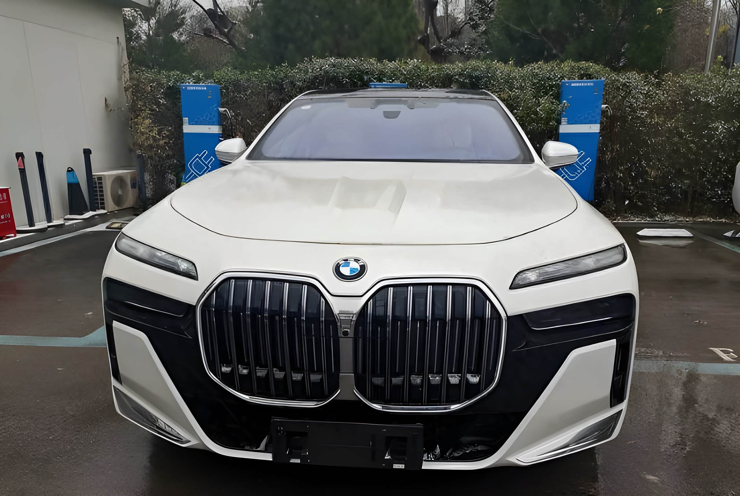 花126万元买白色宝马740li,高配运动版,交车时要求看底盘和引擎