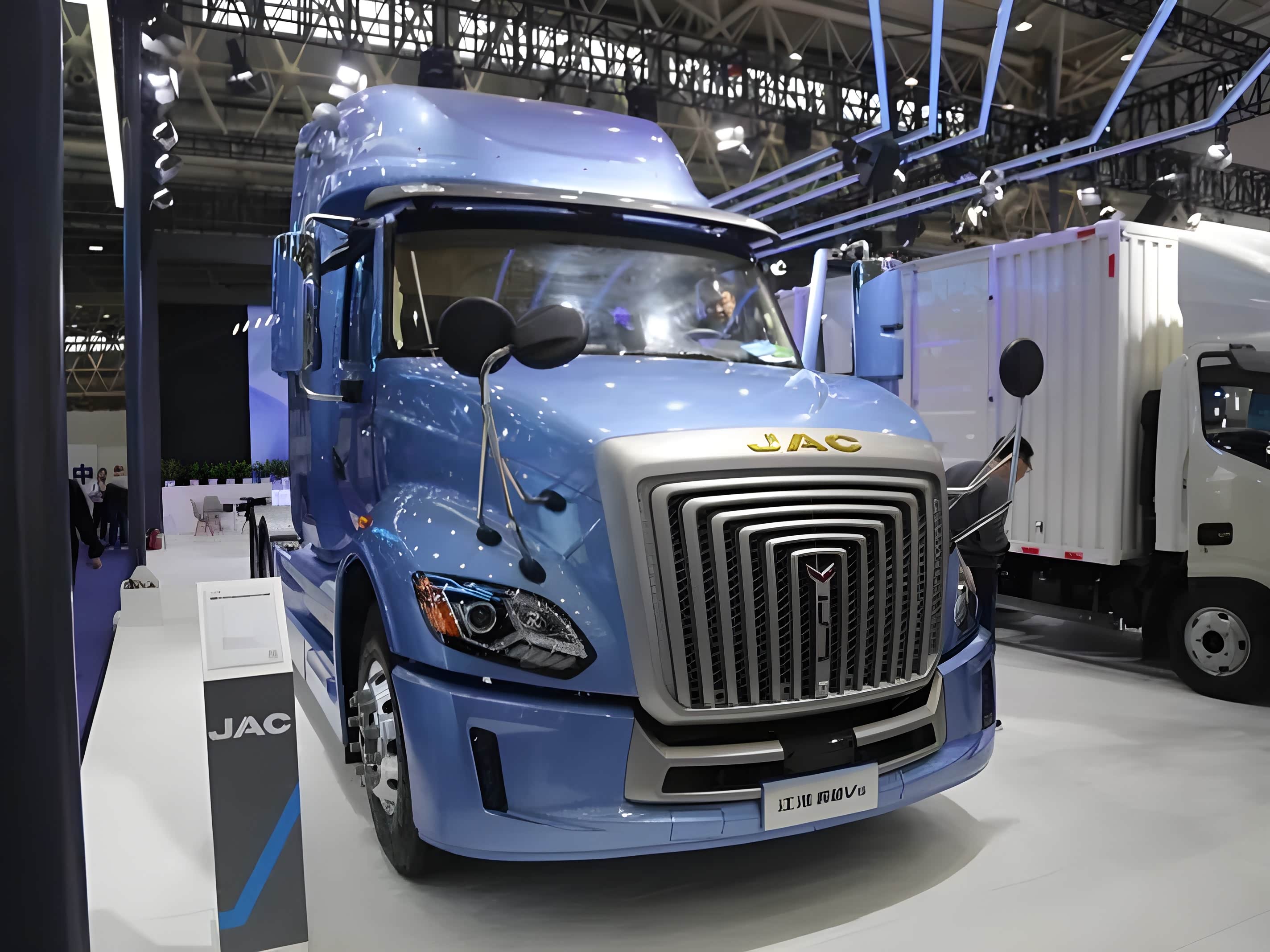 想感受长头卡车的魅力?试试江淮跨越v5 660牵引车