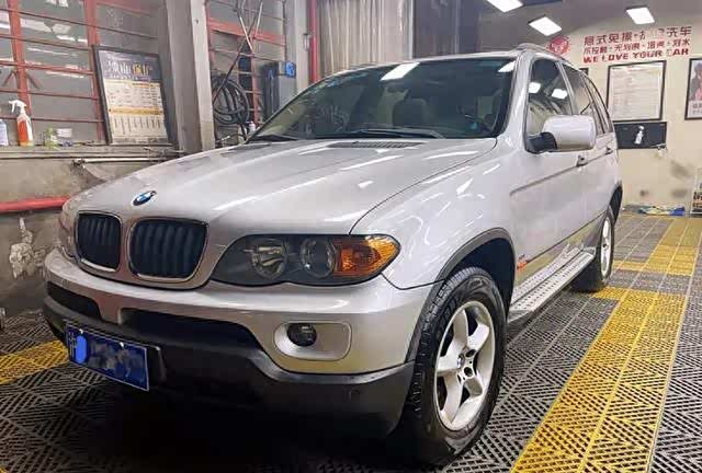 小伙花2.6万买辆宝马x5,2004款的经典e53,直呼车龄和自己一样大