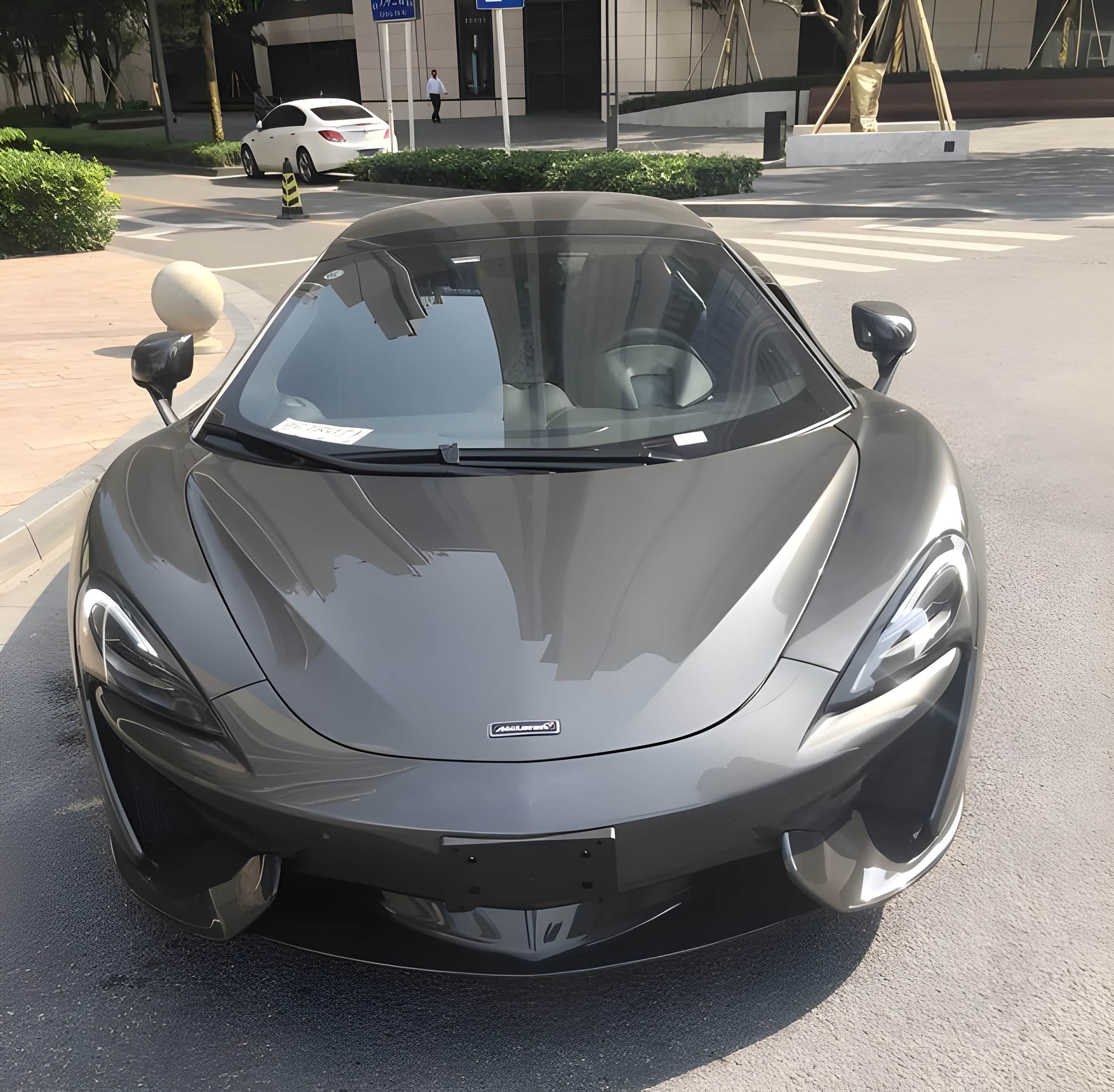 实拍19款迈凯伦570s敞篷版,3.8tv8输出600牛米