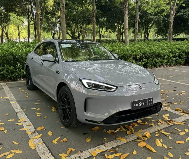 新款问界M5实车现身,增程版前脸同步纯电版,新增“水泥灰”配色_车家号_发现车生活_汽车之家