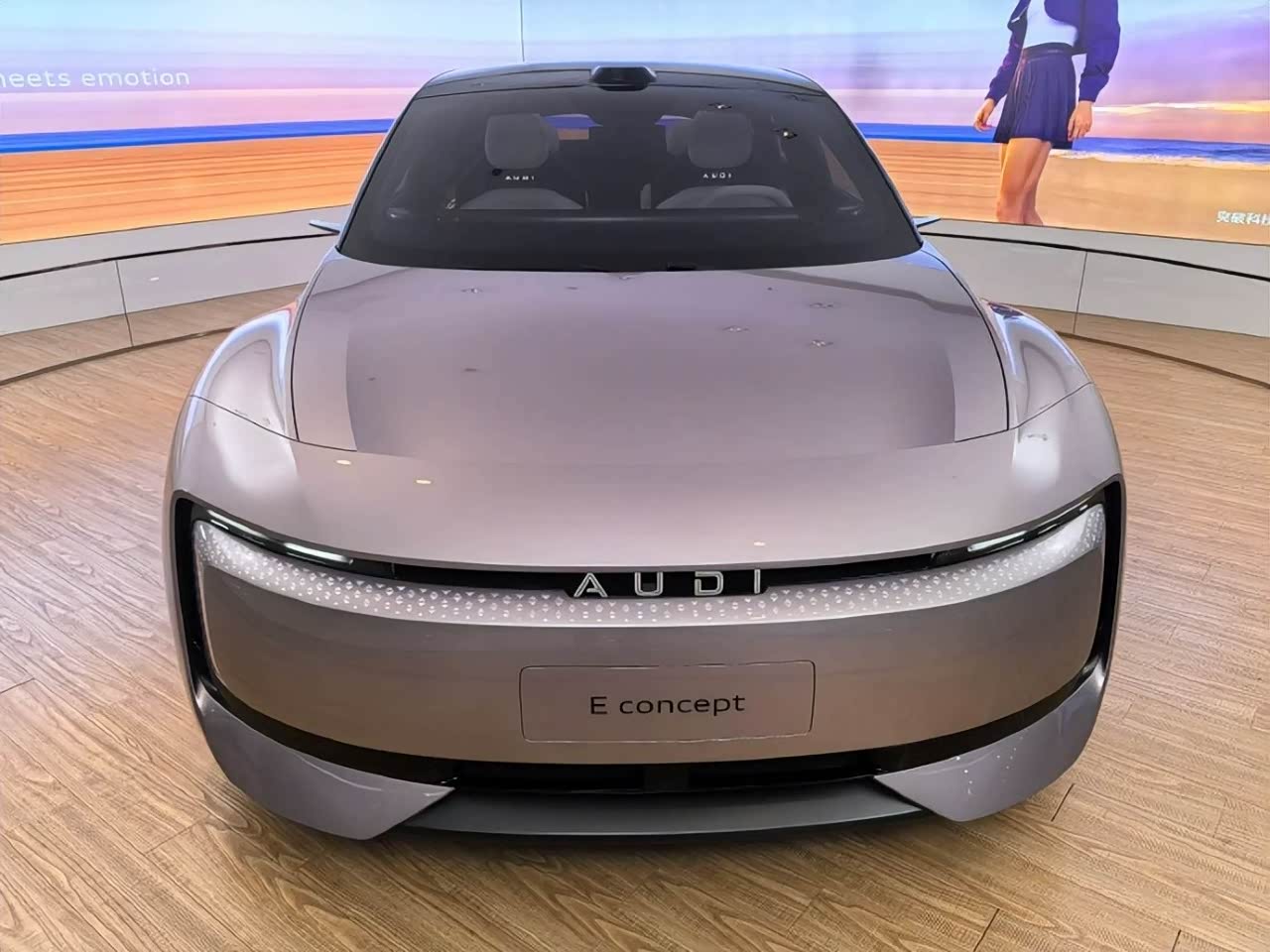 上汽奥迪AUDI E量产版曝光，配贯穿屏+双色内饰，或引海外出口_车家号_发现车生活_汽车之家