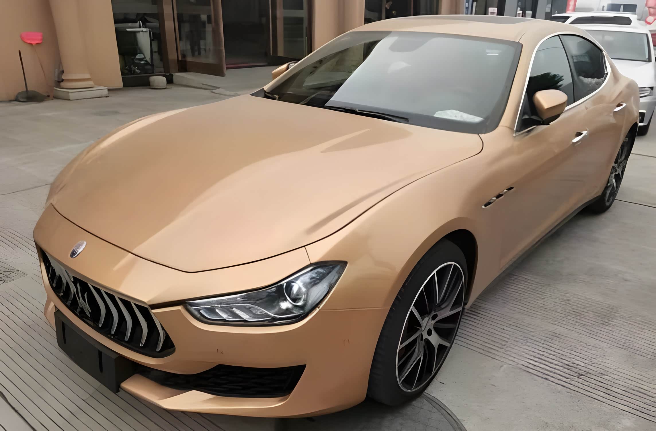 花89万元买到玛莎拉蒂ghibli,香槟色车漆,事后车主坦言一时冲动