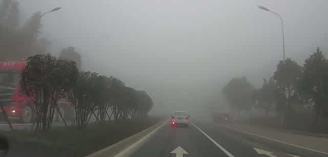 雾天跟车行驶安全指南:详解不同路况及交通情况下的驾驶技巧_车家号_发现车生活_汽车之家