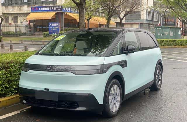 极氪MIX实车亮相,采用对开门+无B柱设计,6座布局,北京车展首发_车家号_发现车生活_汽车之家