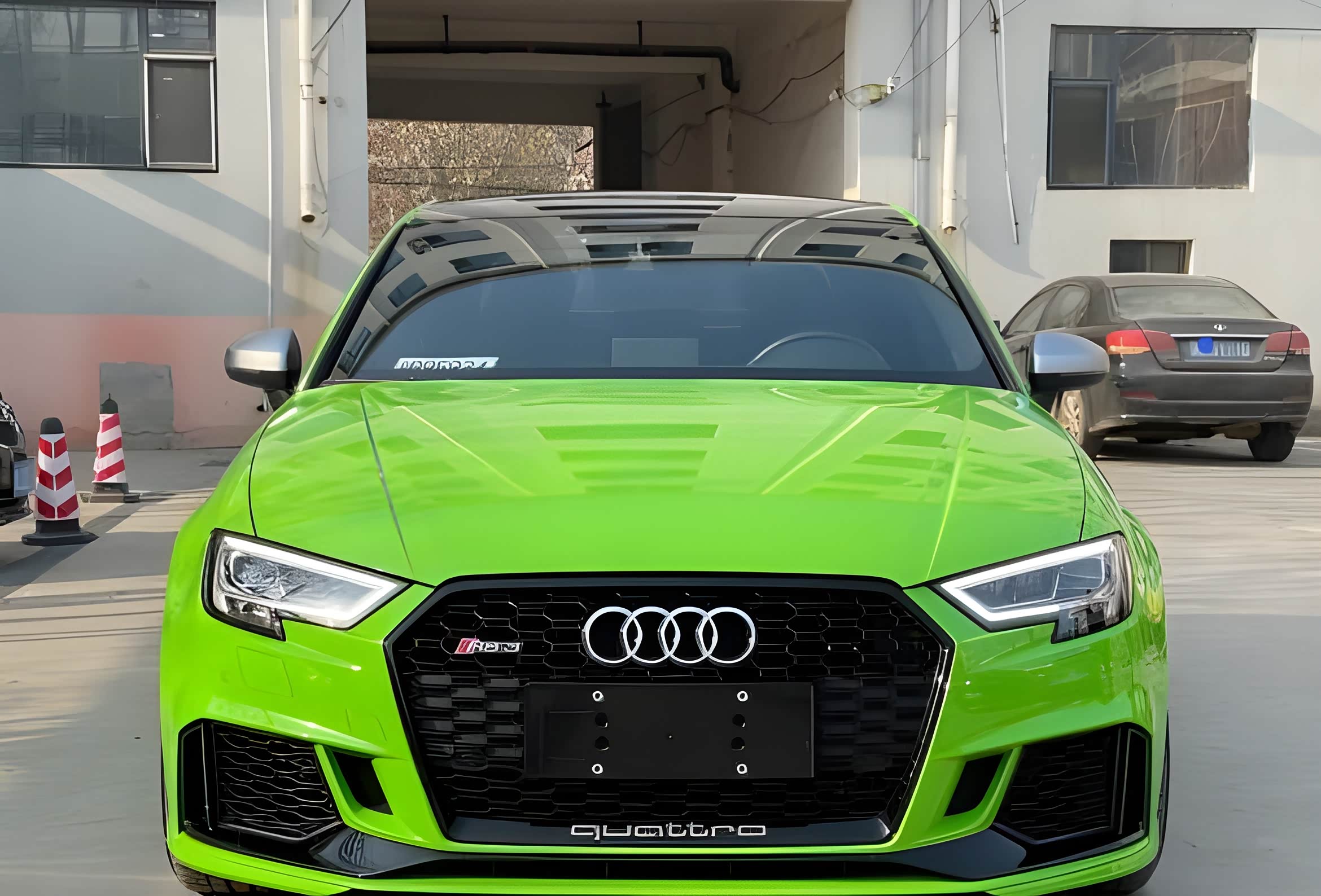 我们现在看到的这辆绿色奥迪是河北一位小伙于春节前花了48万元买的