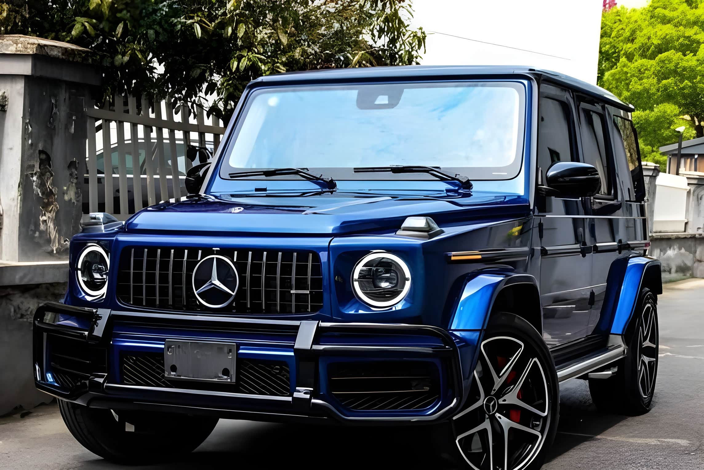 320万元落地奔驰g63,宝石蓝,随车附送的奔驰电动三轮车很炫酷