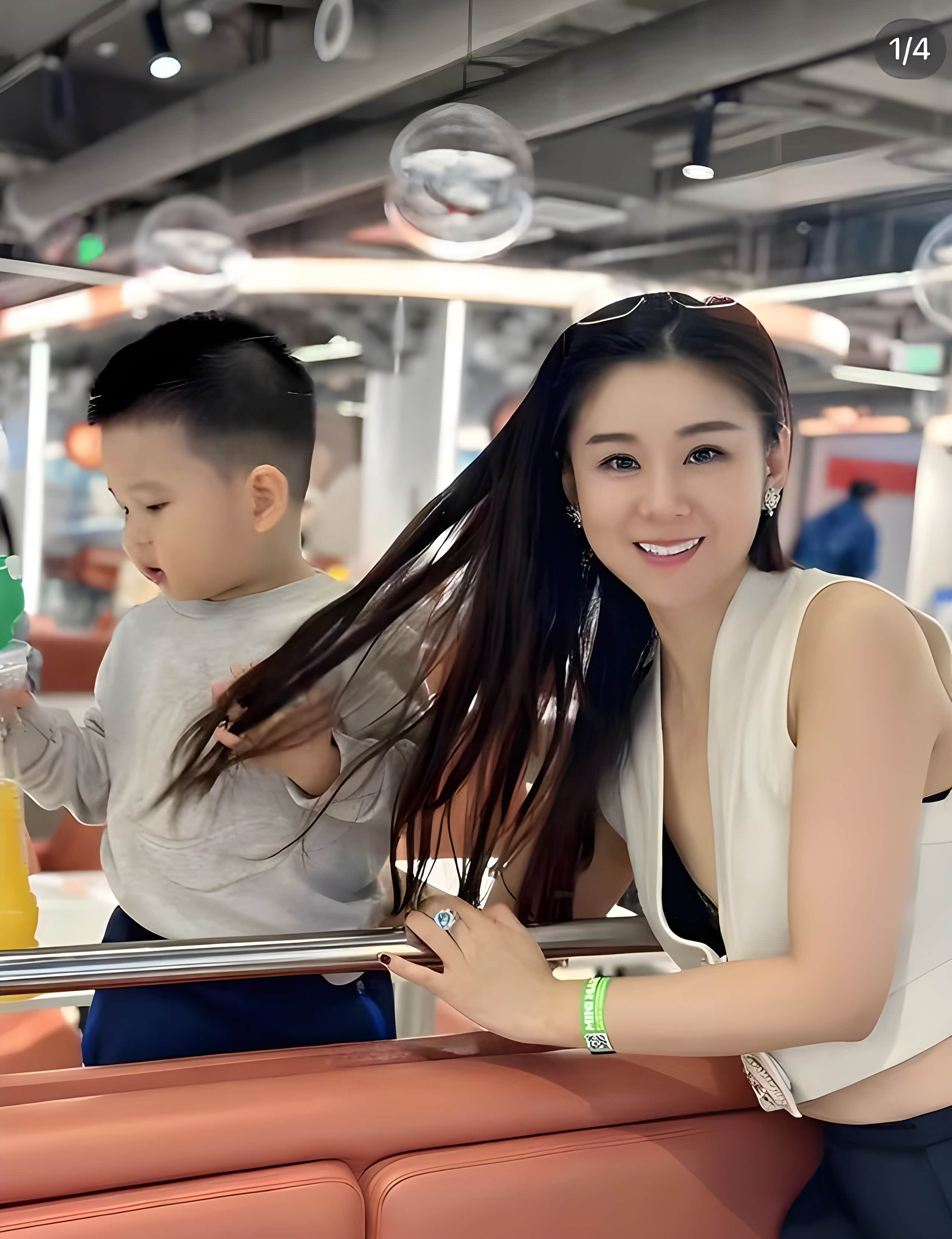 李小萌一家四口的甜蜜生活,两个儿子分别长得像爸爸和妈妈