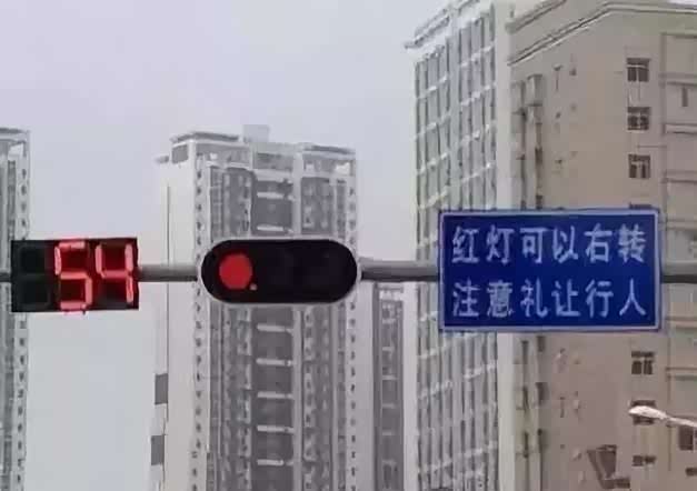 右转弯要不要看红灯，为何经常有车在右转车道等红灯？一文说清楚_车家号_发现车生活_汽车之家