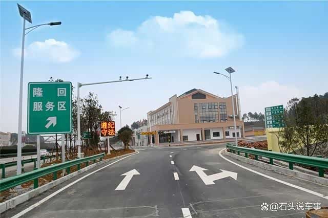 从高速公路服务区出口右转汇入主路，是打左转向灯还是右转向灯？_车家号_发现车生活_汽车之家