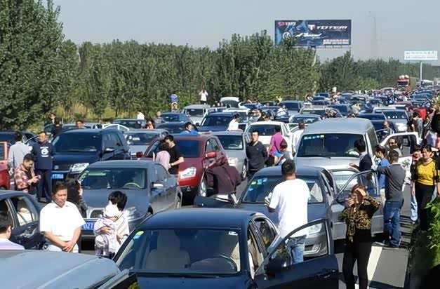中国最严重的一次堵车，很多人被堵了288个小时，堵车距离135公里_车家号_发现车生活_汽车之家