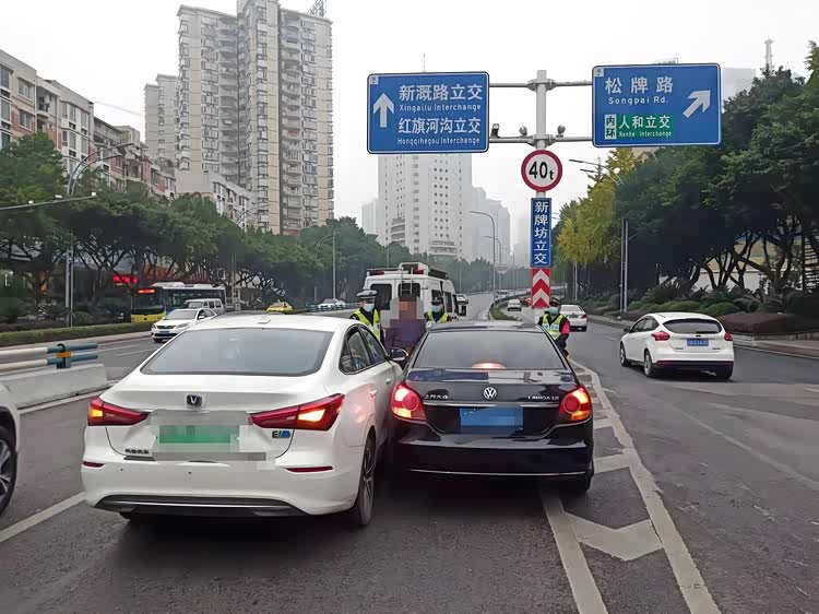 两辆车同时变道发生碰撞,到底是谁的责任?_车家号_发现车生活_汽车之家