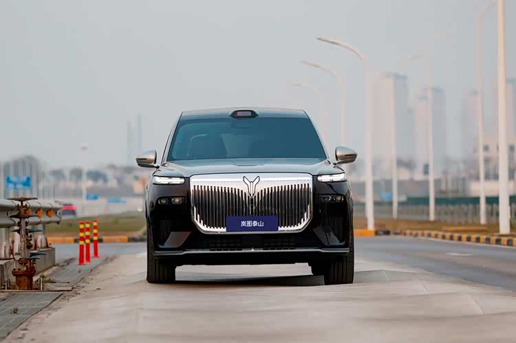 岚图泰山车主探秘智慧工厂，见证中国智造豪华底气