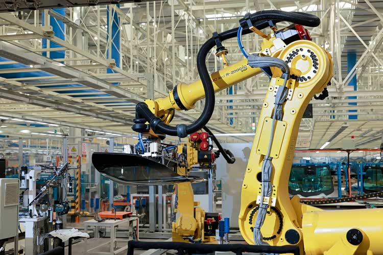 岚图泰山车主探秘智慧工厂，见证中国智造豪华底气